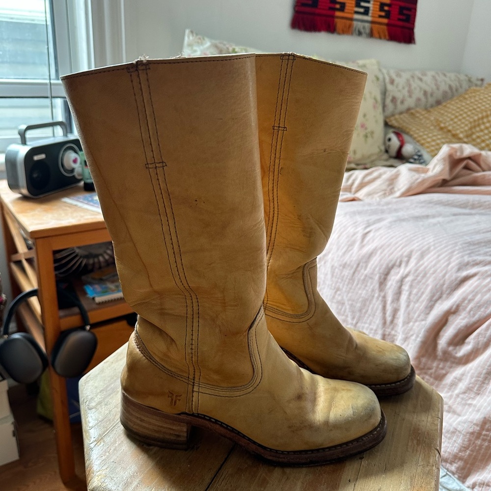 Rare vintage Frye square toe midcalf boot in banana color, lots of life left 🥰